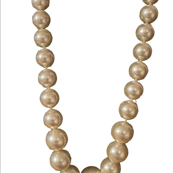 Kenneth J Lane chunky faux pearls necklace - Picture 4 of 12